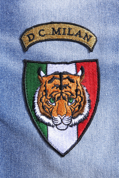 1개의 로고가 있는 라이트 블루 슬림핏 진