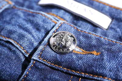 2개의 로고가 있는 미디엄 블루 슬림핏 진